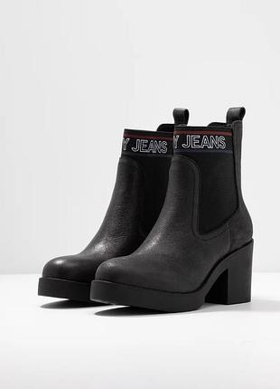 Жіночі чорні шкіряні черевики/челсі від бренду tommy jeans