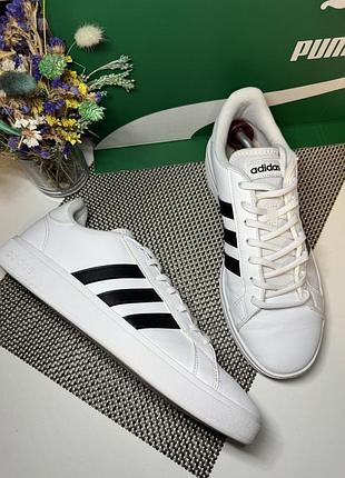 Оригінальні кросівки adidas