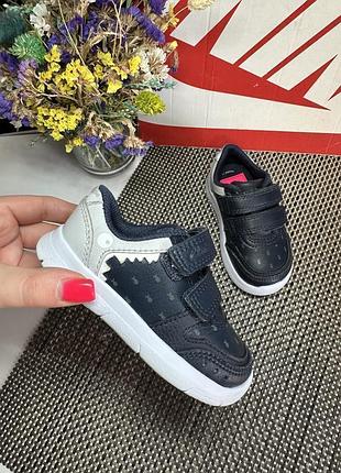 Оригінальні кросівки clarks