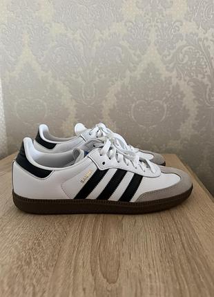 Чоловічі кросівки adidas samba 42 розмір білі з чорними смужками