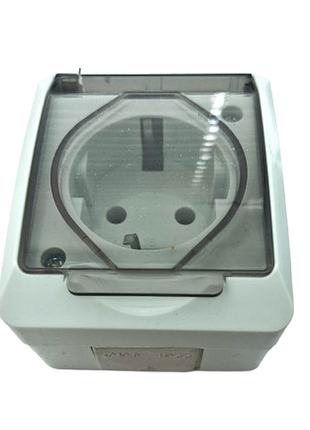 Розетка накладная с защитной крышкой, с заземлением ip44