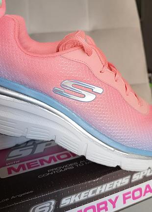 Женские кроссовки skechers