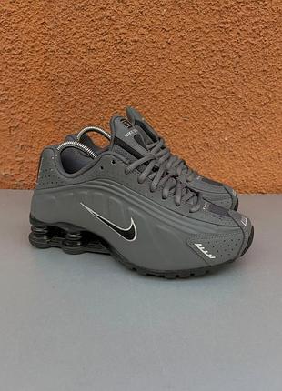 Оригінальні кросівки культові  nike shox r 4 36 розмір 23 см сірого кольору в ідеальному стані