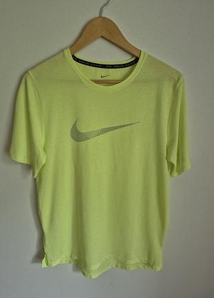 Очень крутая футболка от nike running