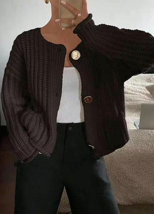 Кардиган шоколадний вʼязаний з золотими ґудзиками светр груба вʼязка