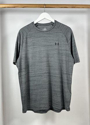 Ua under armour якісна спортивна футболка з гарним базовим дизайном розмір l