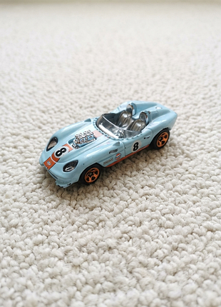 Коллекционная машинка hot wheels glory chaser из серии hw roadsters (выпуска 2021 года) в известной гоночной ливре gulf