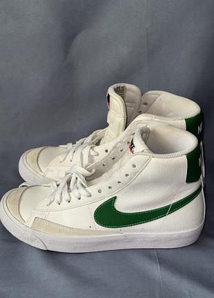 Жіночі кросівки nike blazer mid 77 essential білого кольору