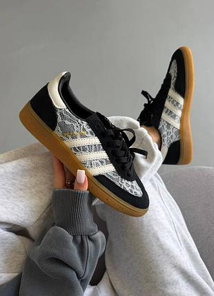 Adidas spezial
black lace / white 4
