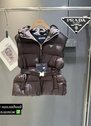Жилетка жіноча стьобана з поясом коричнева шоколадна