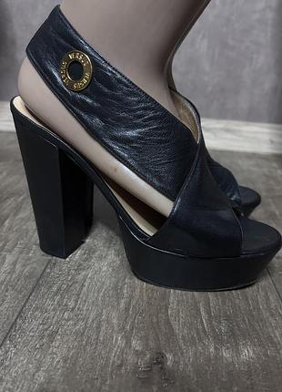 Чудові туфлі versace з натуральної шкіри