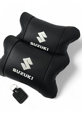 Набір шкіряних подушок suzuki з вишивкою логотипу + брелок у подарунок для авто