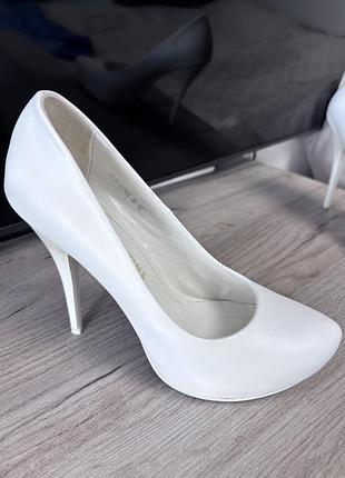 Туфлі білі vina vestina 2
