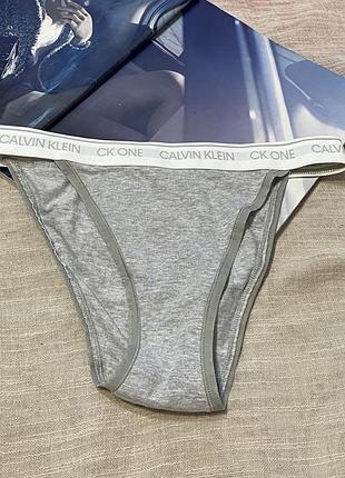 Calvin klein крутые серые трусики
