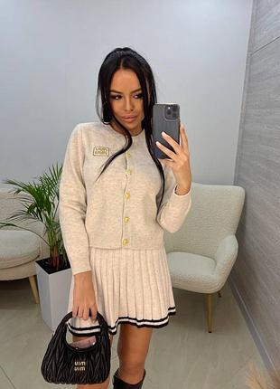 Жіночий костюм зі спідницею