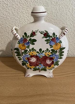 Фарфоровый куманец ручная роспись, с ручками и крышкой.