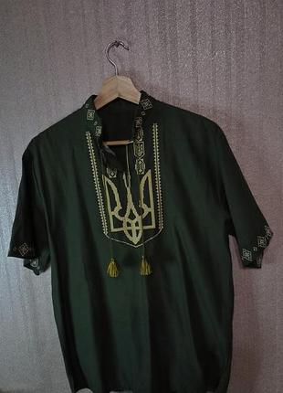 Мужская вышиванка с коротким рукавом цвета хаки (с гербом)