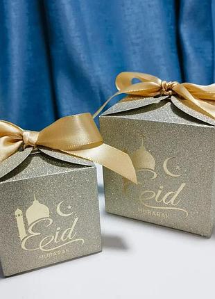 Набір подарункових золотистих коробочок eid mubarak (5 шт.) – квадратні, з бантом. золотисті 6,5 × 6,5 см