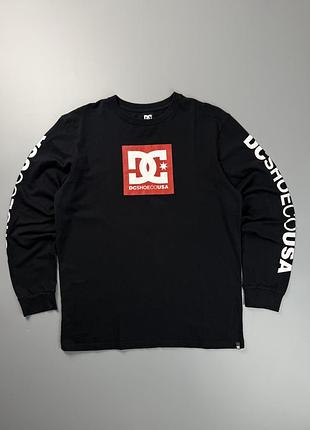 Оригінальний лонгслів dc shoes usa у чорному кольорі.