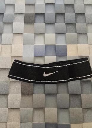 Черную спортивную повязку на голову с белым логотипом nike