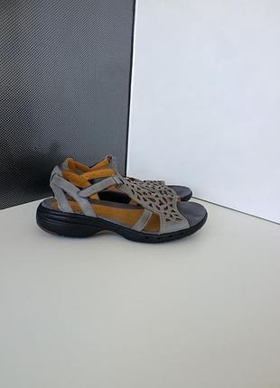 Шкіряні босоніжки clarks