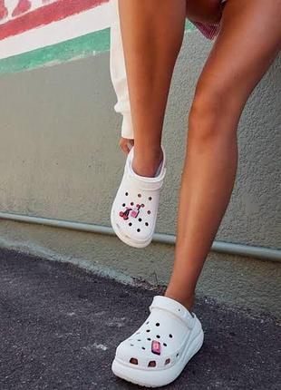 Білі крокси жіночі сабо босоніжки аквашузи сандалі crocs crush clog з джибітсами