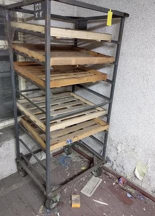 Стеллаж на больших колесах для лотков с хлебом.