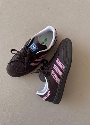 Adidas samba
brown / pink lace 6