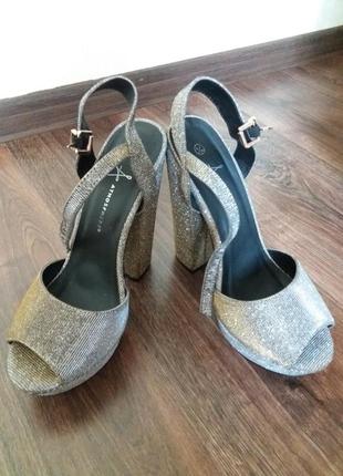 Босоножки на толстом каблуке