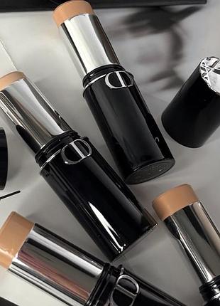 Тональну основу в стіку dior forever 3