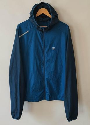Легкая беговая ветровка kalenji decathlon с капюшоном (размер xl / xxl)
