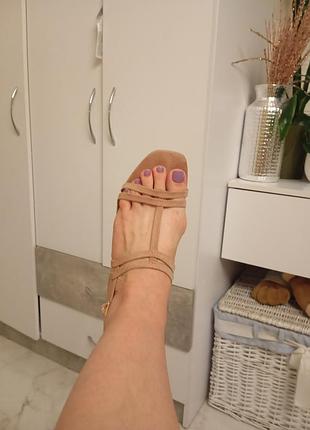 Легкие босоножки. устойчивый каблук. 8