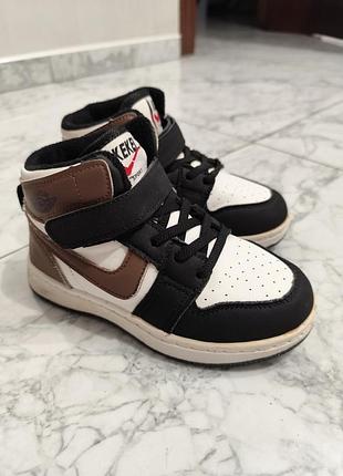 Детские высокие кроссовки (хайтопы) в стиле air jordan 1 с белыми, черными и коричневыми вставками. 
замер стельки на фото