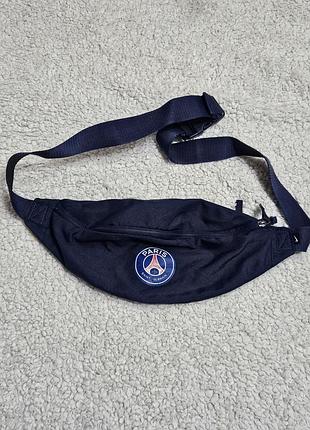 Темно-синяя поясная сумка (бананка) nike psg stadium (модель ba5945-410) с эмблемой футбольного клуба «пари сен-жермен»