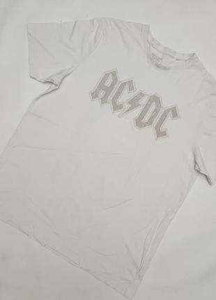 Светло-бежевая футболка в минималистическом стиле мерч ac/dc трибьют-бокс bonfire
