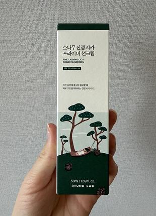 Round lab pine calming cica primer sunscreen — це багатофункціональний корейський сонцезахисний крем та праймер на сучасних хімічних фільтрах spf 50
