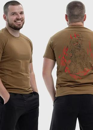 Чоловіча тактична футболка з принтом демониця з автоматом в навушниках палає вогонь, койот xxl