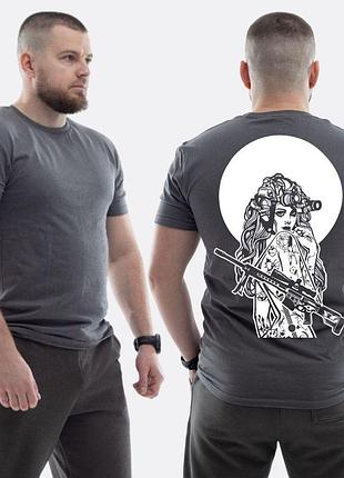 Чоловіча класична футболка з принтом sunset goons дівчина з автоматом під повним місяцем , графітовий xxl