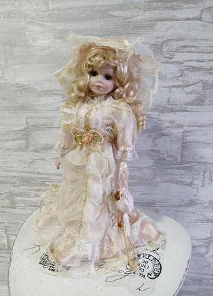 Кукла фарфоровая