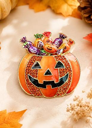 🎃🍬 ефектна брошка «гарбуз із цукерками на геловін» зі стразами та емаллю ✨