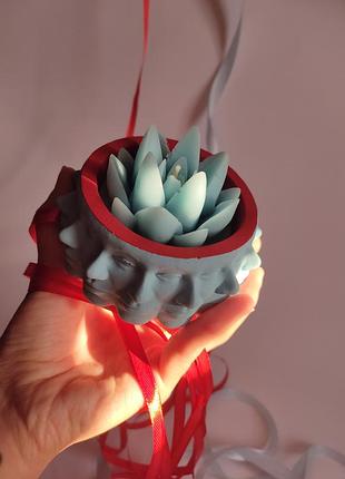 Свеча ручной работы "растущая" в гипсовом горшике, аромат " клубничный чизкейк"