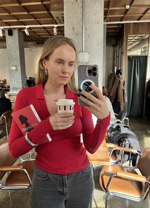 Лонгслів жіночий zara червоний в рубчик з коміром поло