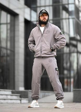 Чоловічий спортивний костюм