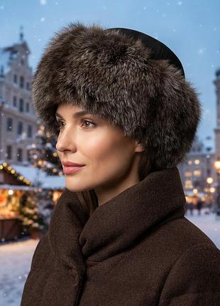 Шапка для жінок з плащової тканини та натурального хутра кроля на зиму.