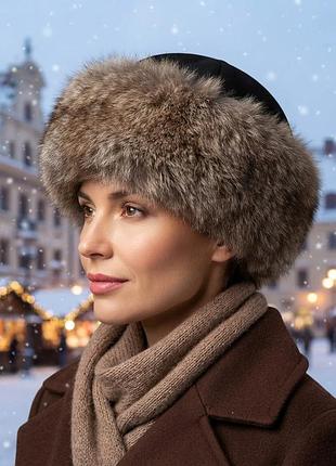 Шапка для жінок з плащової тканини та натурального хутра кроля на зиму.