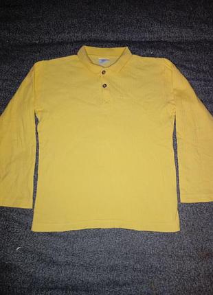 Жёлтая рубашка-поло бренда petit bateau из мягкого ребристого трикотажа с воротником и пуговицами.