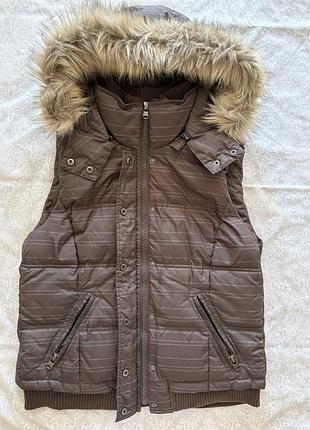 Утеплений жилет esprit, коричневого кольору, з капюшоном та знімним хутром. застібається на блискавку і кнопки, є дві кишені на блискавці.