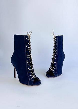 Взуття черевики чоботи хілси carolina herrera blue suede lace up stiletto ankle boots open toe high heels 36