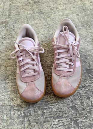 Кросівки рожеві adidas