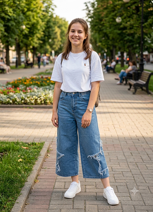 Широкие укороченные джинсы (кюлоты) свободного кроя